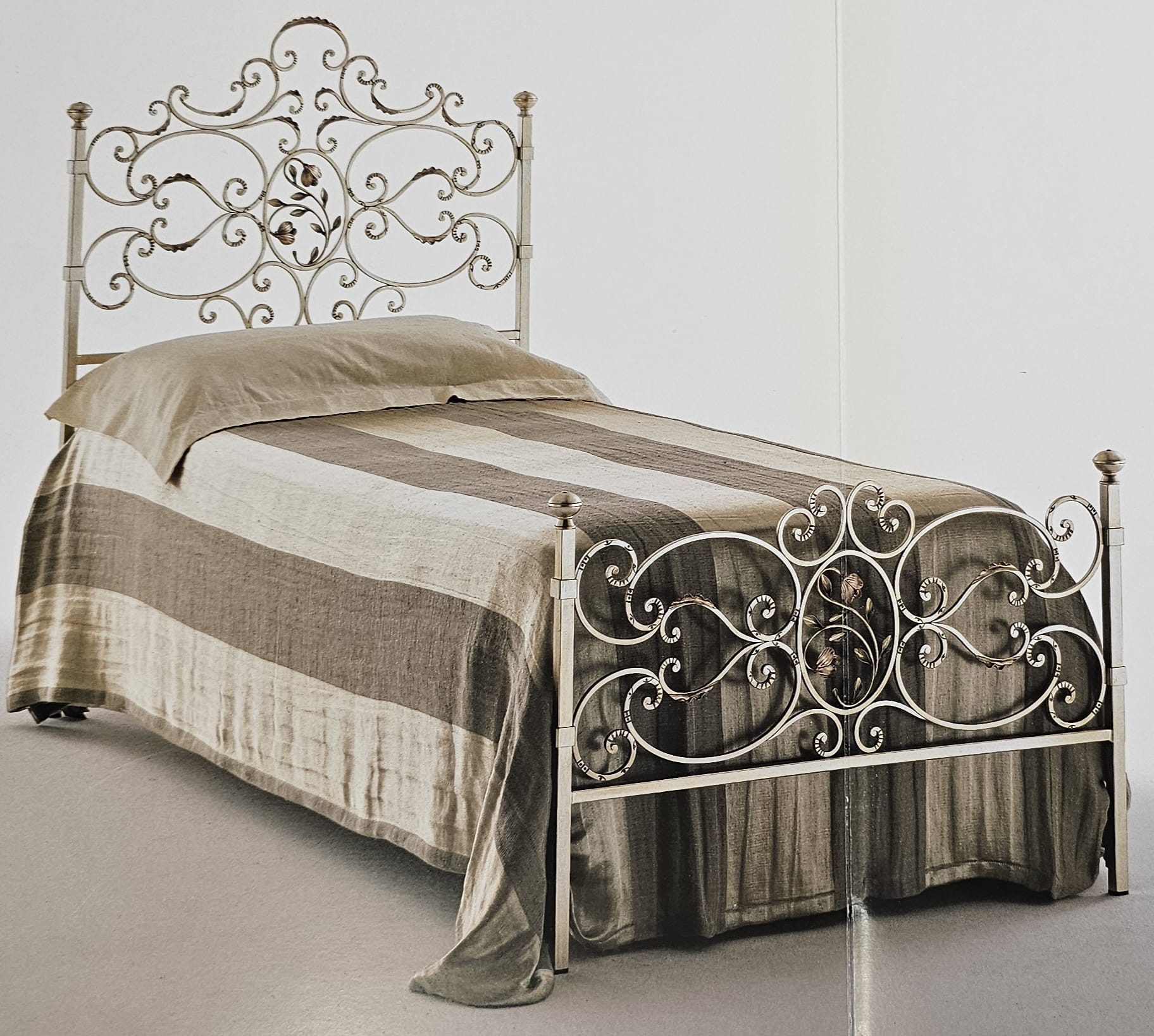 Wrought iron Bed Art. 295 Dubai gold single on promotion